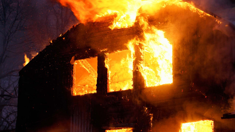 Cəlilabadda ikimərtəbəli ev yanıb