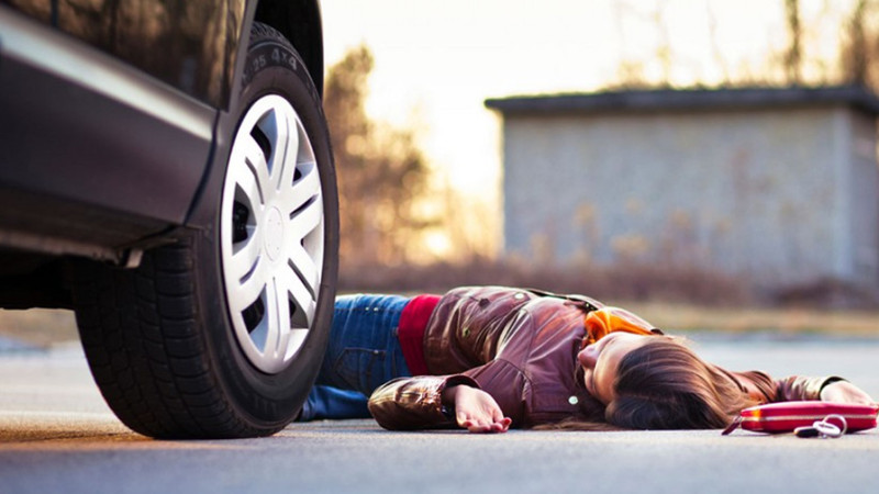 Masallıda avtomobil qadını vurub