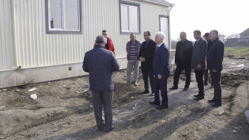 Cəlilabad rayon icra başçısı inşa olunan məktəb binalarında görülən işlərlə maraqlanıb