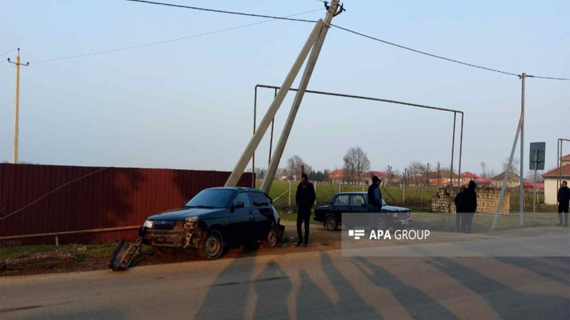 Lənkəranda qəza: avtomobil elektrik dirəyinə çarpılıb