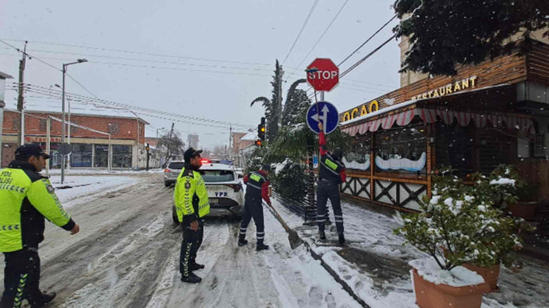 Lənkəranda yol nişanları buzdan təmizlənib