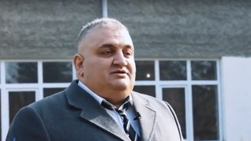 Vaxtilə məzun olduğu məktəbi təmir etdirən xeyriyyəçi Emin Bağırovu tanıyaq