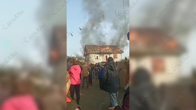 Astarada ikimərtəbəli ev yanıb