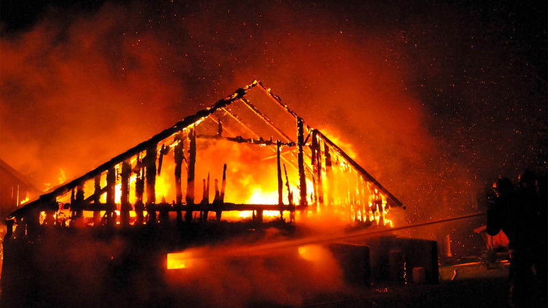 Astarada ikimərtəbəli ev yanıb