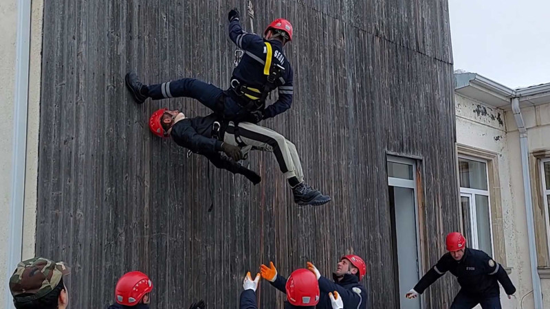 FHN “Alpinist ləvazimatlarından istifadə etməklə zərərçəkmişin xilas edilməsi” adlı təlim keçirib