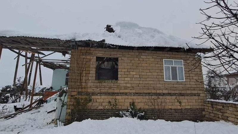 Yağan qar sakinlər üçün problem yaradıb