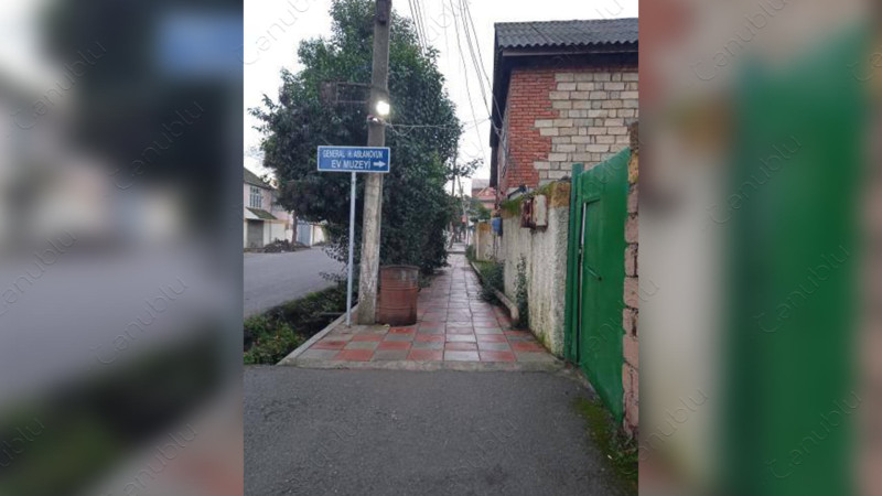 Həzi Aslanovun ev-muzeyinin istiqamətini göstərən lövhə turistləri çaş-baş salır