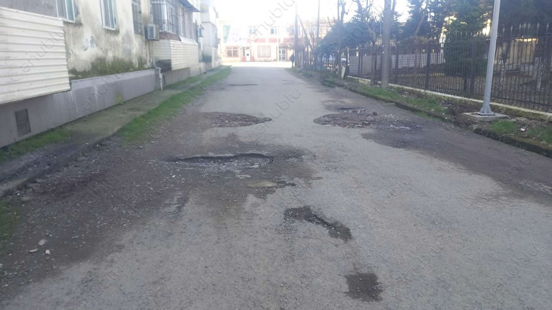 Lənkəran: bu küçədə əmələ gələn çuxurlar avtomobillərə ziyan vurur