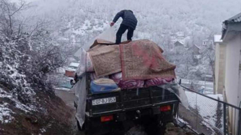 Astaralılar toxuduqları yorğan-döşəkləri zəlzələdən əziyyət çəkənlər üçün yollayıblar