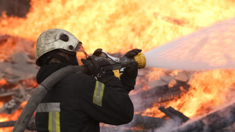 Lənkəranda ikimərtəbəli ev yanıb