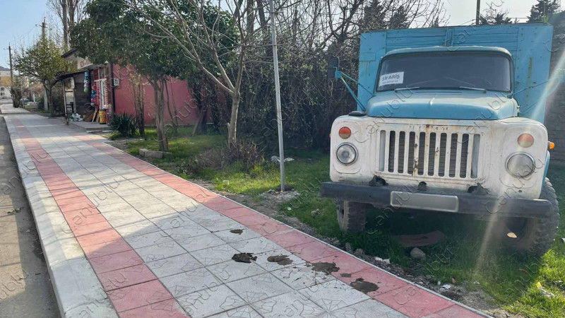 Lənkəranda piyada səkisi çəkilərkən yaşıllıq ərazidə park edilən yük maşını nəzərdən yayınıb