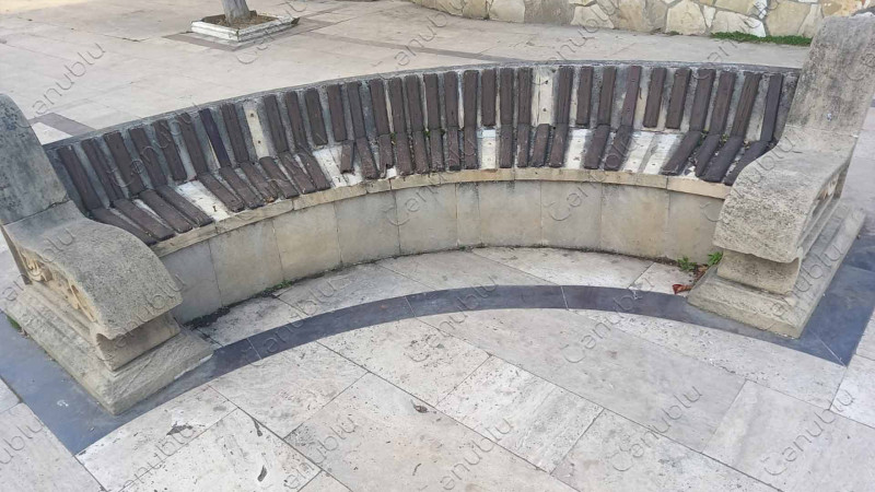 Lənkəranda yerləşən parkın oturacaqları yararsız hala düşüb