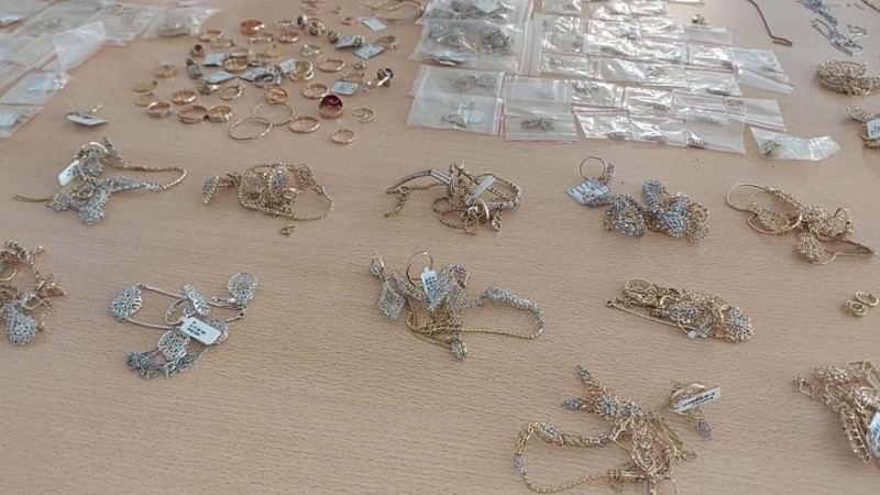 Astara sakini qohumunun evindən 100 min manatlıq qızıl-zinət oğurlayıb