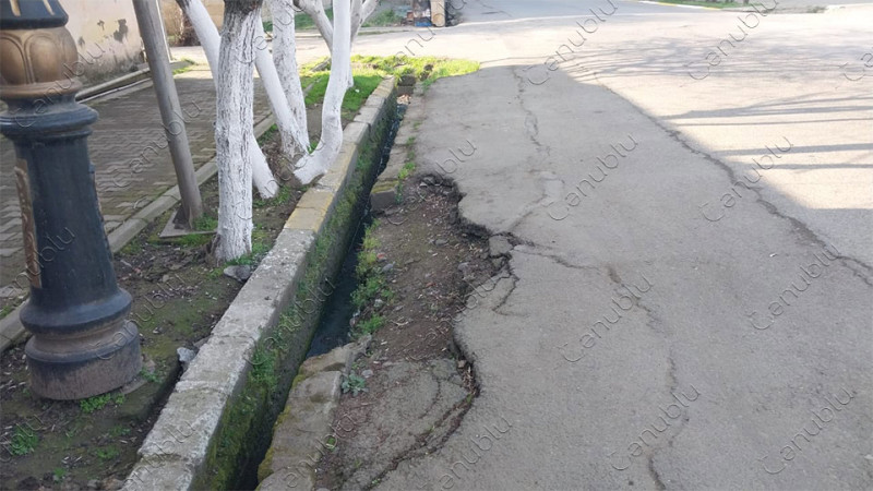 Lənkəranda yolun çökməsi sürücülərə təhlükə yaradır