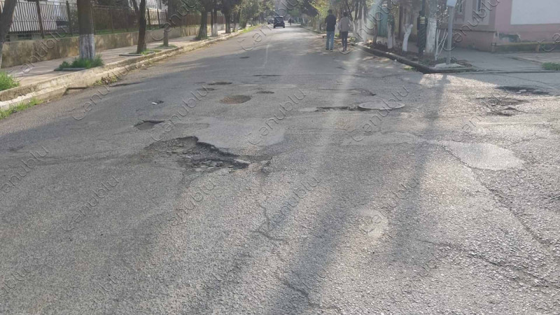 Lənkəran: Məmməd Əmin Rəsulzadə küçəsindəki yolda çuxurlar əmələ gəlib