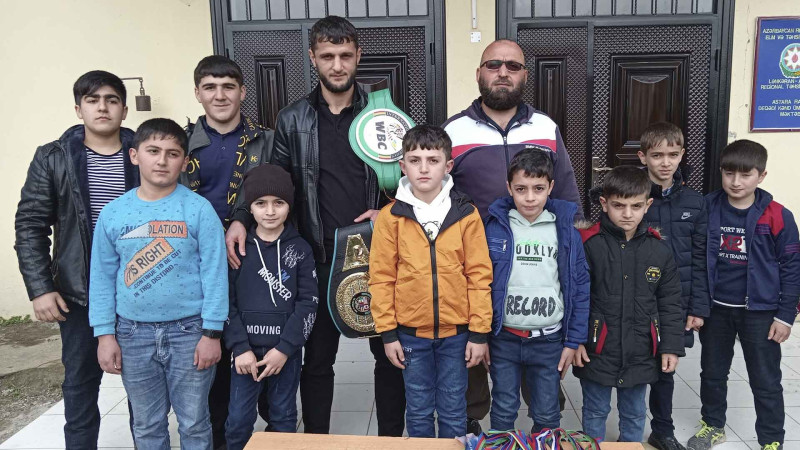 Lənkəranlı “dəri əlcək ustası” şagirdlərlə görüş keçirib