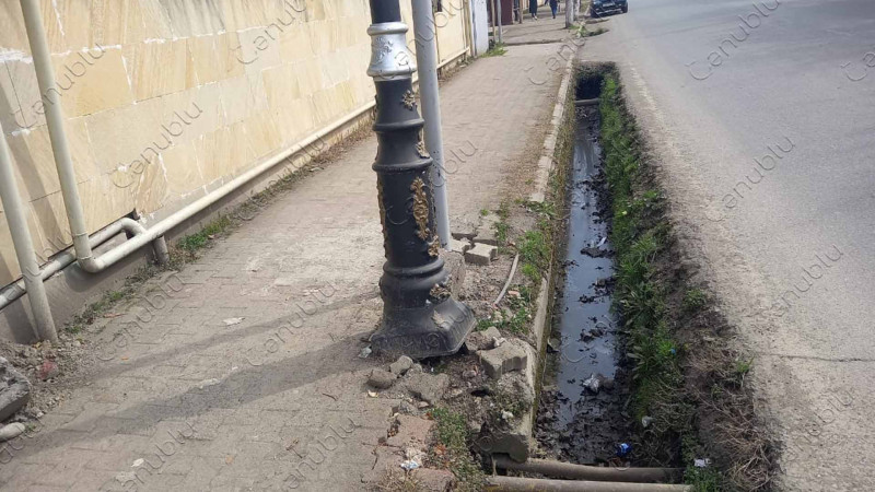 Lənkəranın mərkəzindəki işıq dirəyi aşmaq üzrədir