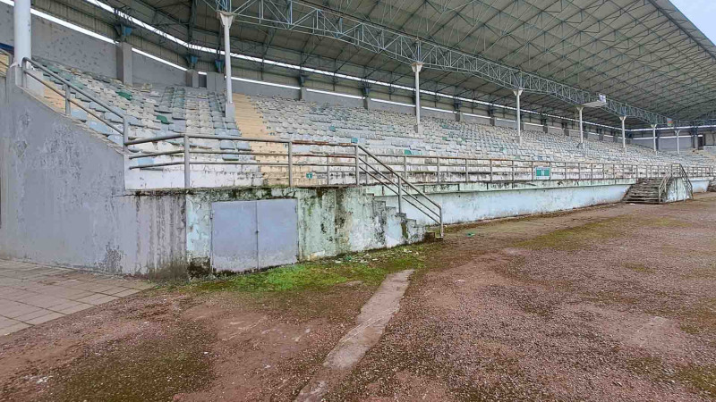 Cənub bölgəsinin əzəmətli futbol məbədi yararsız haldadır