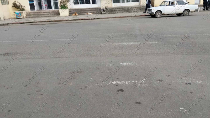 Astaranın mərkəzi küçəsində piyada nişanı yoxdur, zolaq isə silinib