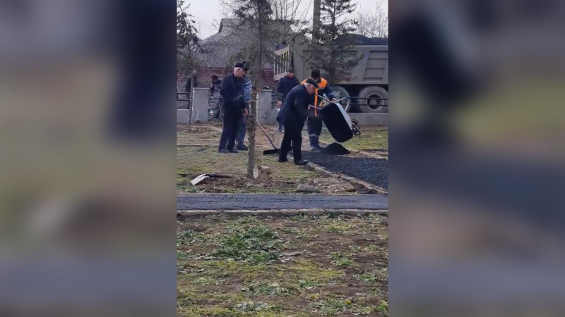 Cəlilabadda yeni salınmış parkda tamamlanma işləri aparılır