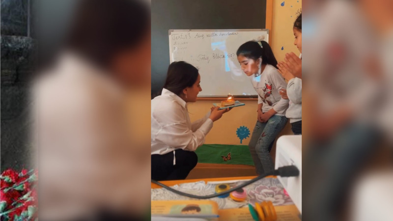 Leyla müəllimə “Bütün ailəm yanımdadır bir tək atamdan başqa” deyən şagirdini sevindirib