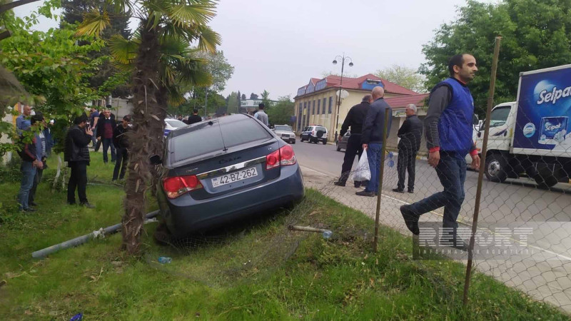 Lənkəranda avtomobil yeniyetmə bacı və qardaşı vurub