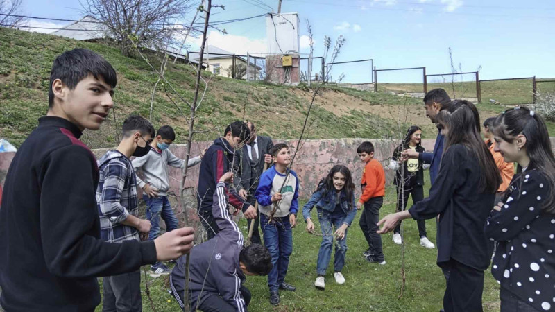 Şagirdlər “Yaşıl məktəb” layihəsinə dəstək olurlar