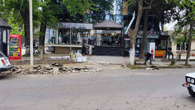 Lənkəranın mərkəzindəki dağılmış piyada səkiləri yenilənir