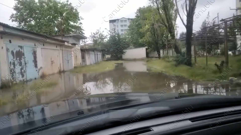 Lənkəranın mərkəzi küçəsindəki həyəti su basıb