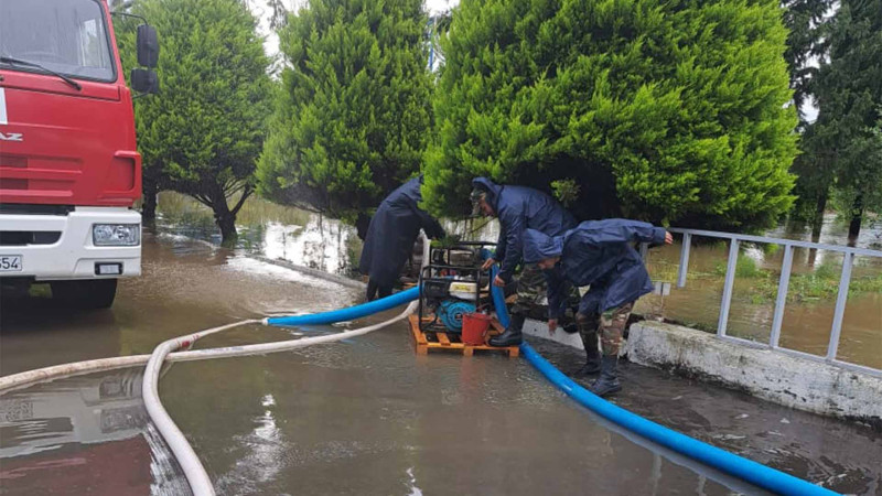Astarada su basmış yerlər yağış sularından təmizlənib
