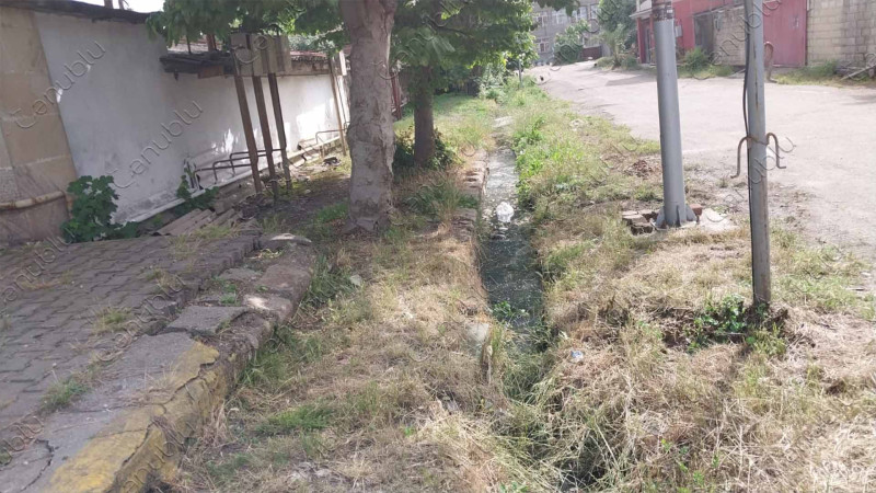 Xəndəkdən gələn pis qoxuya görə sakinlər evlərində otura bilmirlər