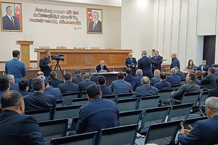 İcra başçısı Araz Əhmədov sakinlərlə görüşüb