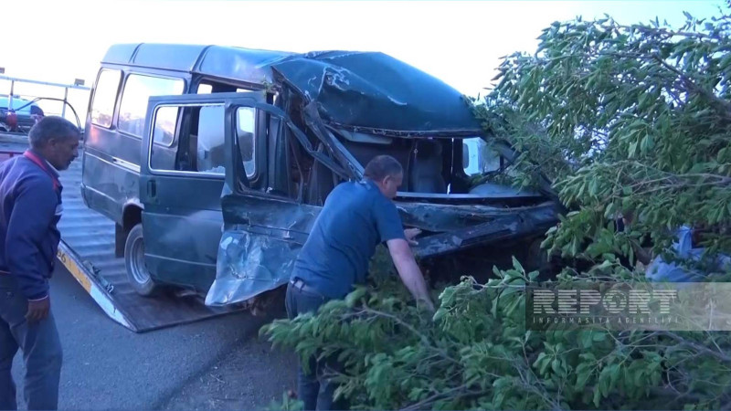 Cəlilabadda mikroavtobus qəzaya uğrayıb