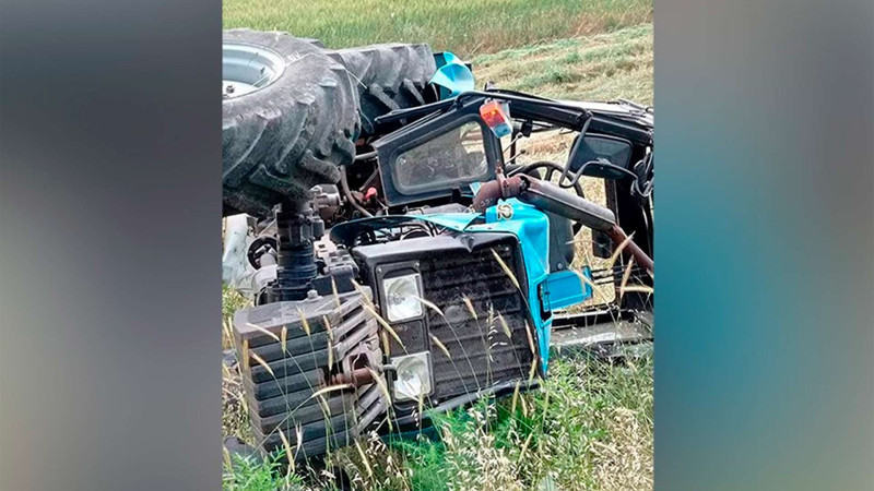 Traktor əkin sahəsinə aşıb