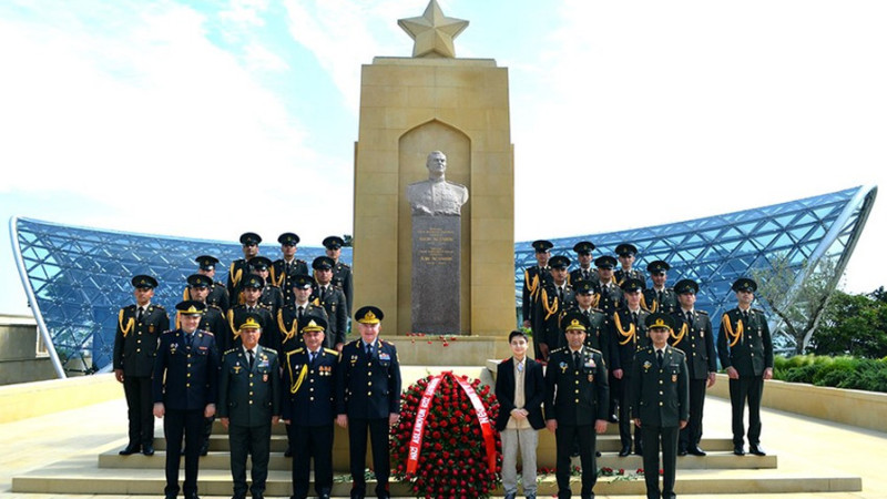Hərbçilər Həzi Aslanovun məzarını ziyarət ediblə