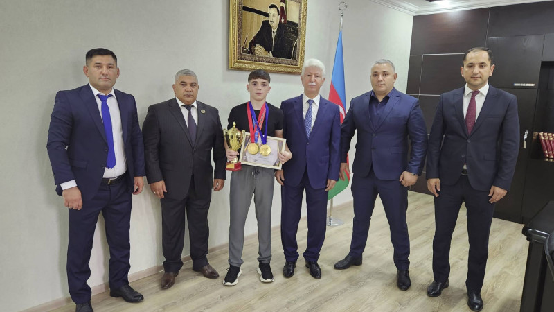 Rafiq Cəlilov yeniyetmə idmançını və məşqçilərini qəbul edib