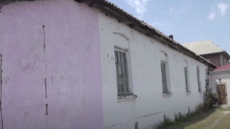 Bir əsrə yaxın yaşı olan Liman şəhər bağçasının binası dağılmaq üzrədir
