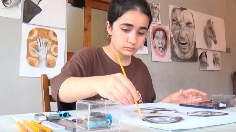 Kömür və qəhvədən şəkil çəkən 13 yaşlı Xədicəni tanıyaq