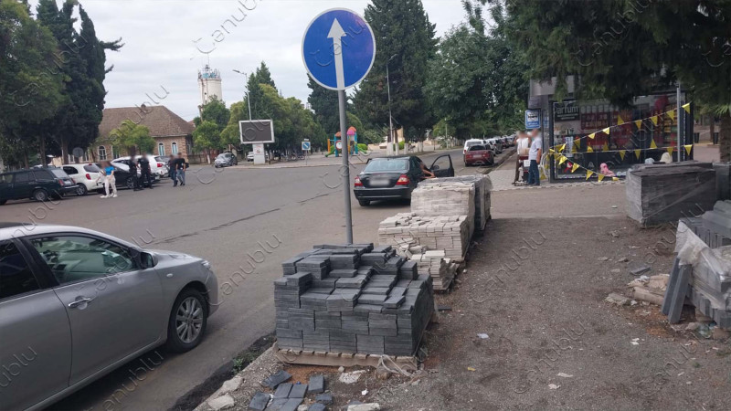 Lənkəran şəhərinin mərkəzində piyada səkisinin təmiri 3 aydır ki, ləngiyir