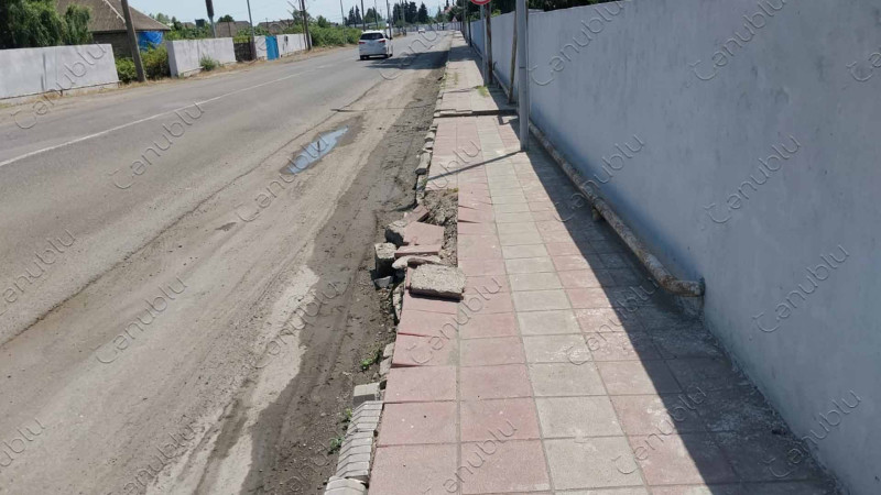 Astaranın mərkəzi küçəsində yol və səki problemi var