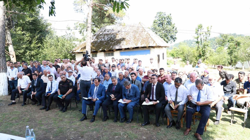 Taleh Qaraşov ucqar dağ kəndlərində sakinlərlə görüşüb
