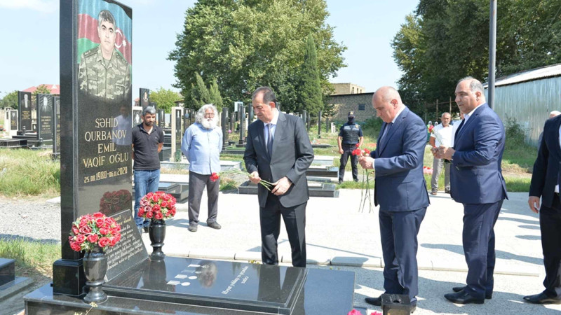 Taleh Qaraşov Aşura günündə şəhidlərimizin məzarlarını ziyarət edib