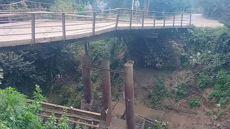 Astaranın Şiyəkəran kənd körpüsü aşmaq üzrədir