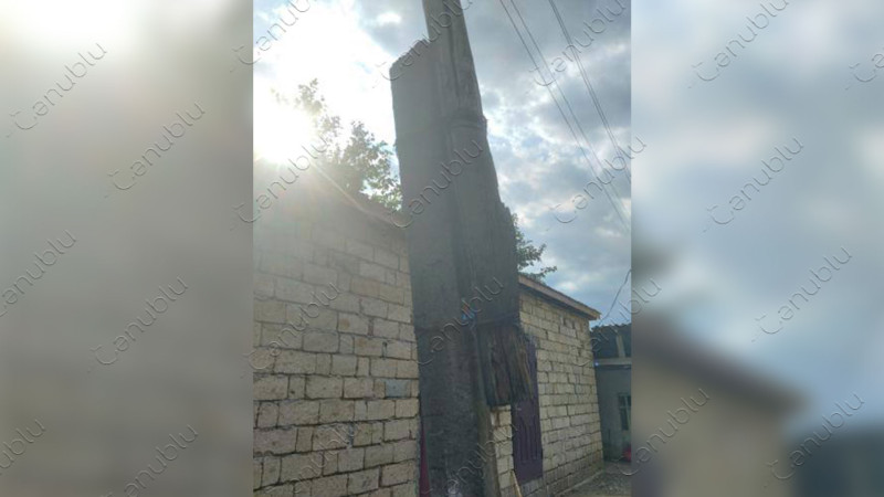 Haftoni qəsəbəsində yerləşən qəzalı elektrik dirəyi aşmaq üzrədir