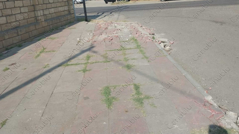 Astaranın mərkəzində yerləşən piyada səkiləri yararsız haldadır