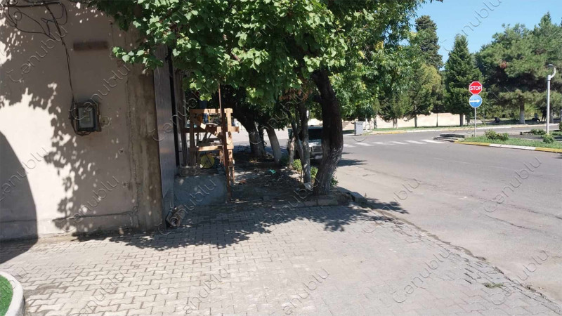 Lənkəranda səkidə inşa olunan tikili piyadaların gediş-gəlişinə maneə törədir