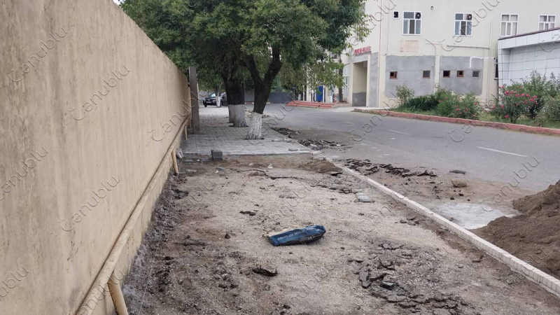 Astaranın mərkəzində piyada yolu təmir olunur