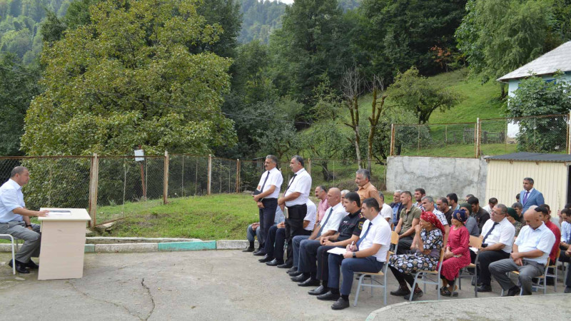 Masallının Məmmədxanlı kənd məktəbinin yolu keçilməz vəziyyətdədir