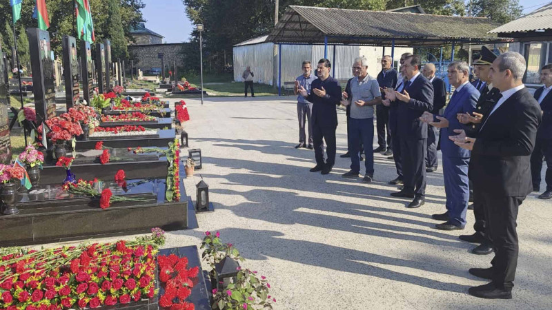 Taleh Qaraşov şəhid İmaməli Əhədzadənin anım günündə məzarını ziyarət edib