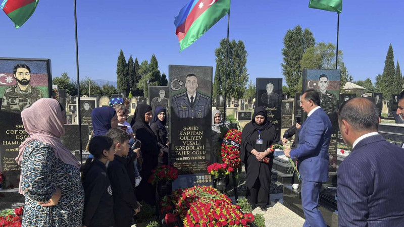 Taleh Qaraşov şəhidlər Vüsal Quliyev və Samir Quliyevin anım günündə məzarlarını ziyarət edib